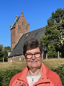 Jenny Nissen vor der Dagebüller Kirche