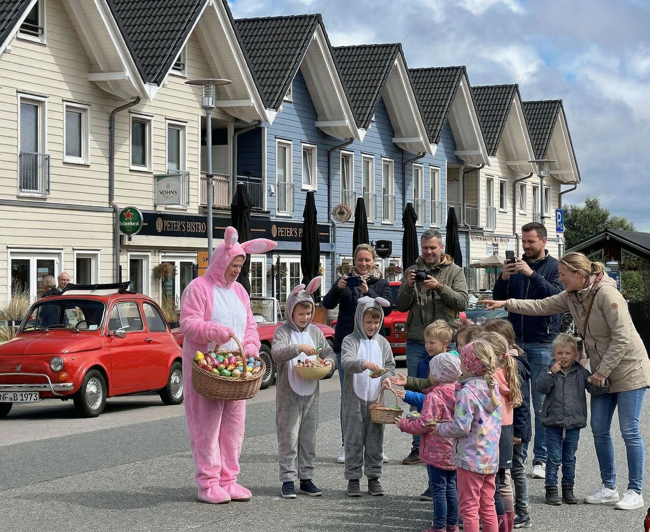 Osterhasenfamilie verteilt Süßigkeiten