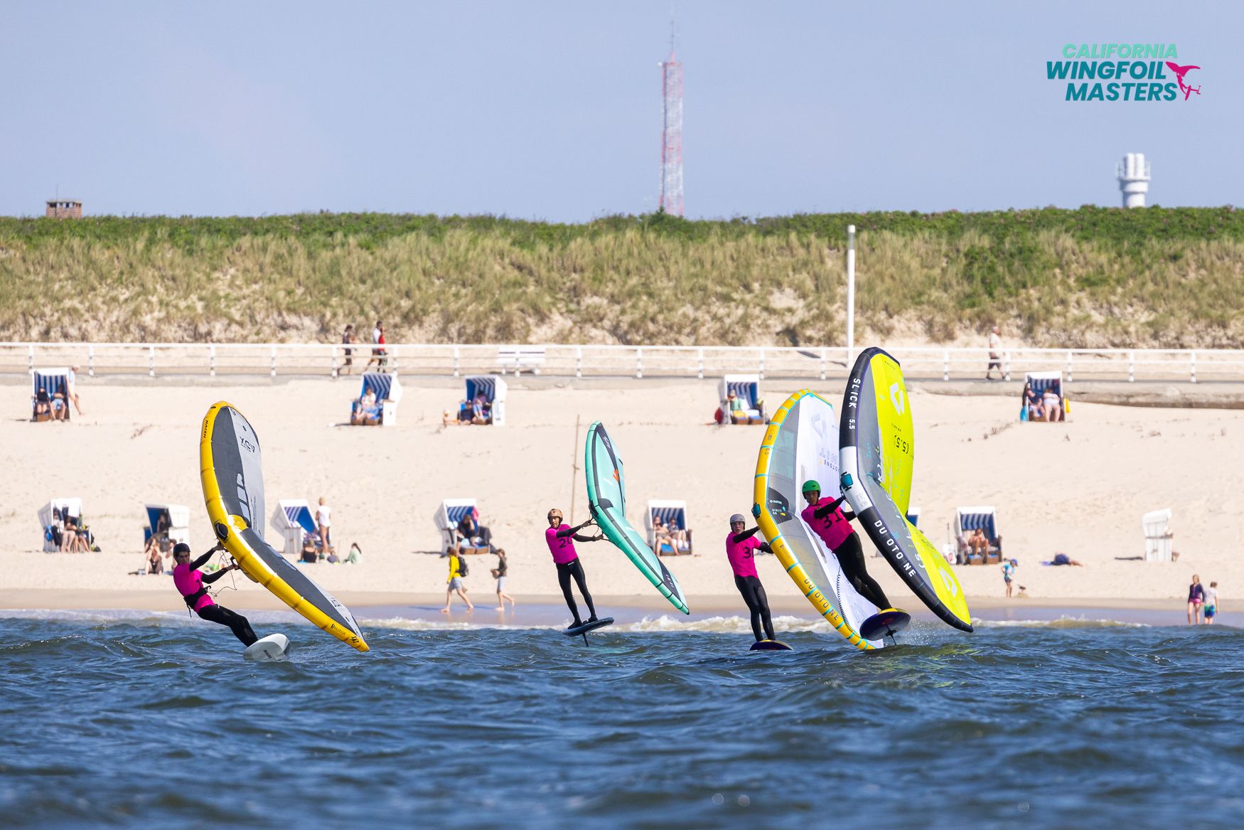 Wingfoiler starten ins Meer vor der Küste Westerlands