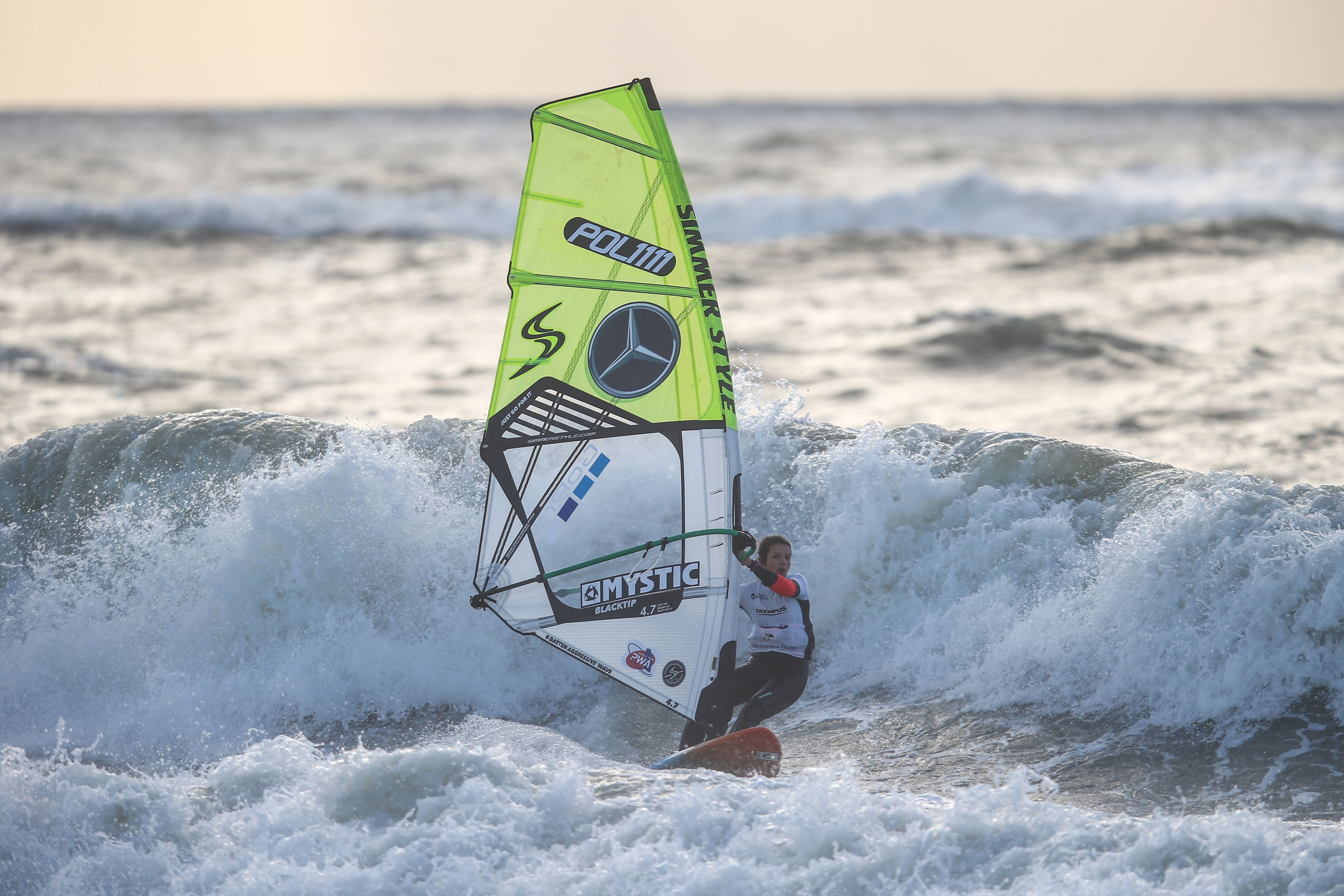 Kitesurfer surft durch die Wellen vor der Nordsee