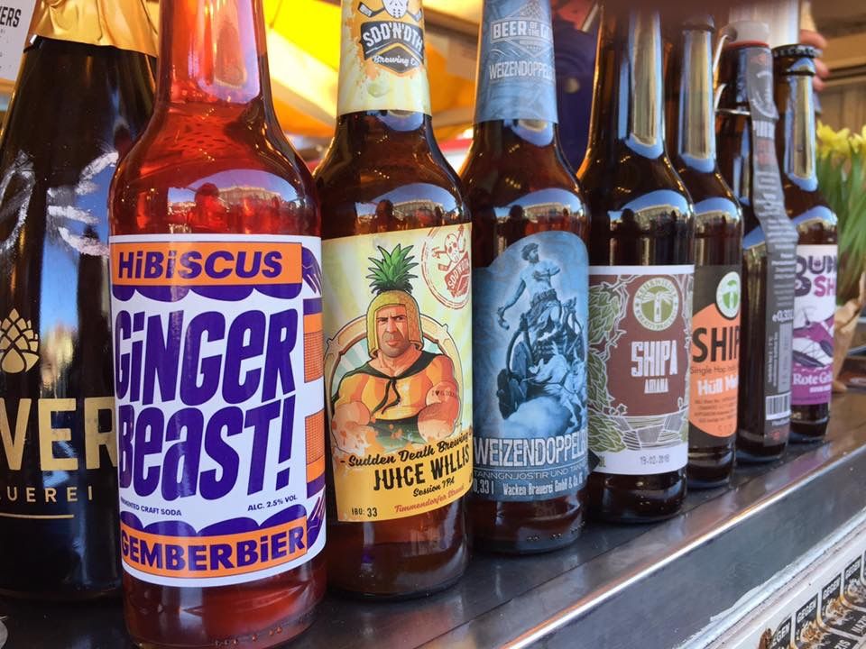 Verschiedene Craftbeerflaschen werden präsentiert